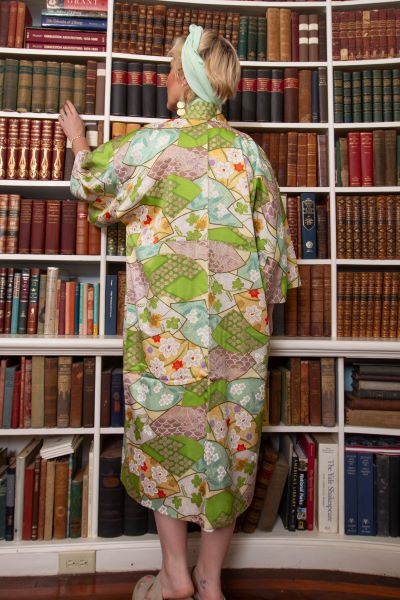 Green silk kimono with gold detailing of classical design - Kiku 
